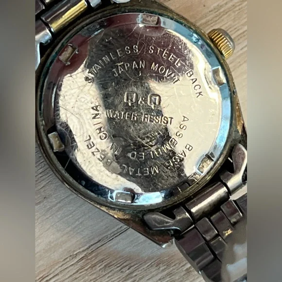 Q&Q Ladies Watch Two Tone Stainless Bracelet Gold Tone Dial Date Window - Picture 9 of 13